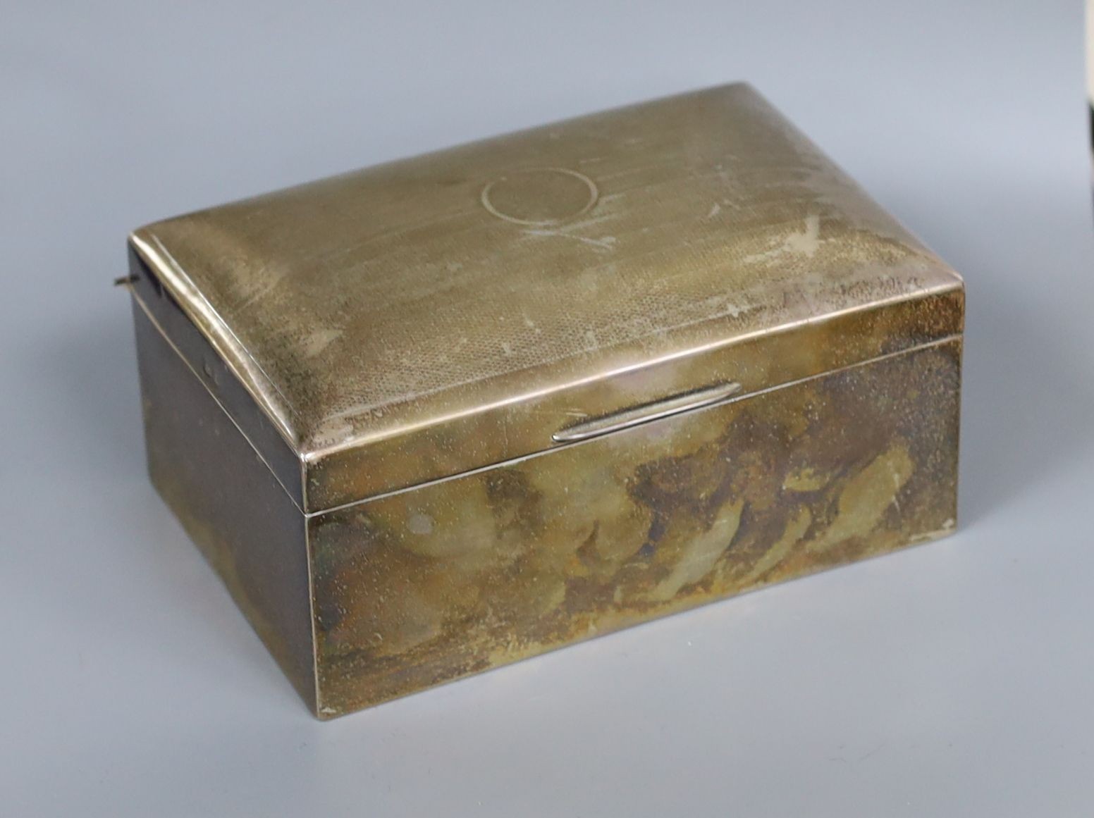 A George V silver mounted cigarette box, 15.2cm.